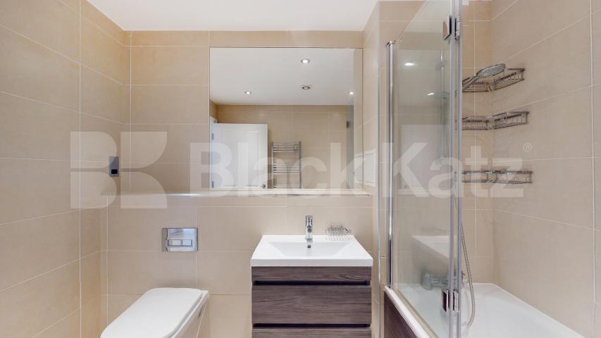 Fantastic 3 bed 2 bath within a private secure development mins to shops Huguenot Drive, Palmers Green